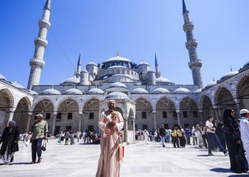 İngiltere’de Müslüman karşıtlığına kekle karşı duran otizmli Joshie, kampanyasını İstanbul’a taşıdı