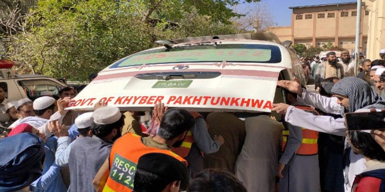 Pakistan’da yolcu otobüsünün uçuruma yuvarlandığı kazada 40 kişi öldü