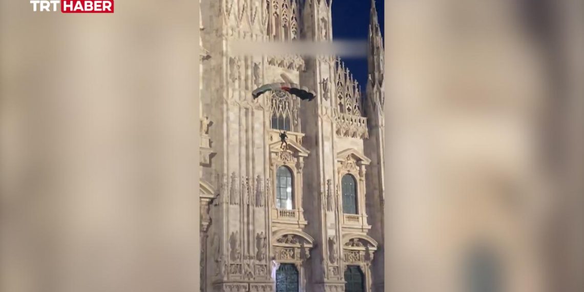 Milano’da Filistin bayrağı renklerindeki paraşütüyle Duomo Katedrali’nden atladı