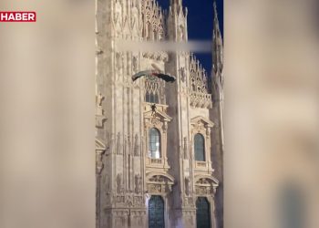Milano’da Filistin bayrağı renklerindeki paraşütüyle Duomo Katedrali’nden atladı