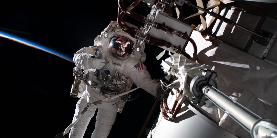 Uzayda ilk robotik kurtarma operasyonu: NASA düşen teleskobun peşinde