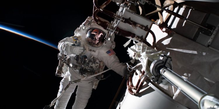 Uzayda ilk robotik kurtarma operasyonu: NASA düşen teleskobun peşinde