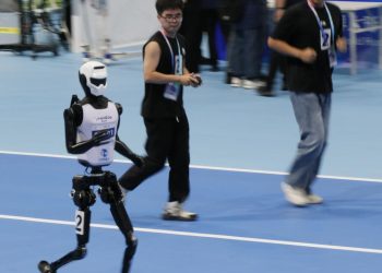 Çinli insansı robot 100 metreyi Usain Bolt’tan daha hızlı koştu