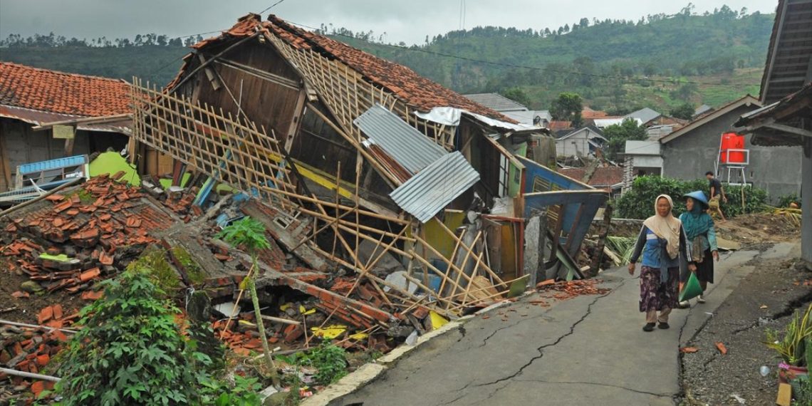 Endonezya’da 7,7 büyüklüğündeki depremde can kaybı 68’e yükseldi