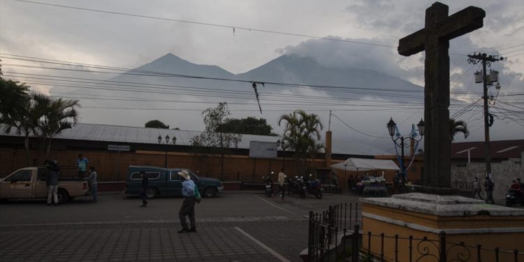 Fuego Yanardağı’nın faaliyete geçtiği Guatemala’da tahliye emirleri verildi
