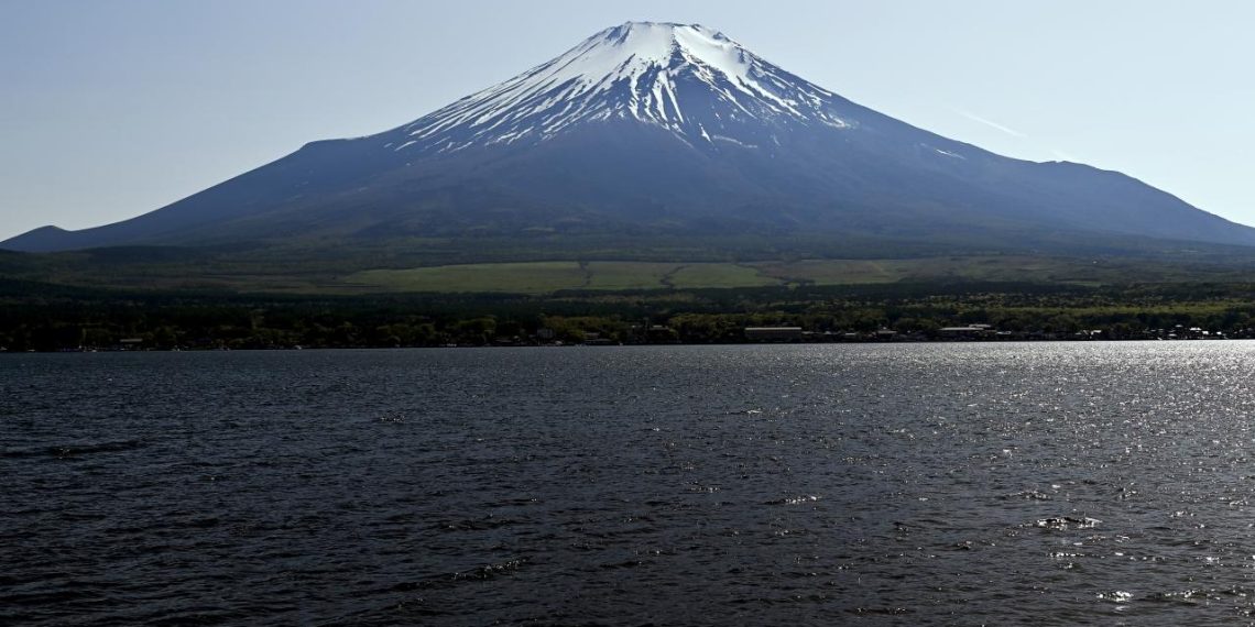 Japonya’da bir baba, Fuji Dağı’na tırmanmak için 7 yaşındaki çocuğunu 2 bin metrede yalnız bıraktı
