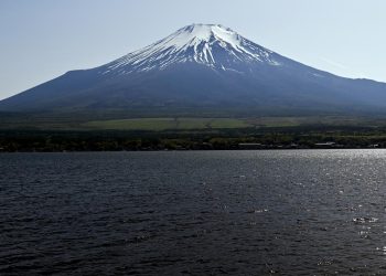 Japonya’da bir baba, Fuji Dağı’na tırmanmak için 7 yaşındaki çocuğunu 2 bin metrede yalnız bıraktı