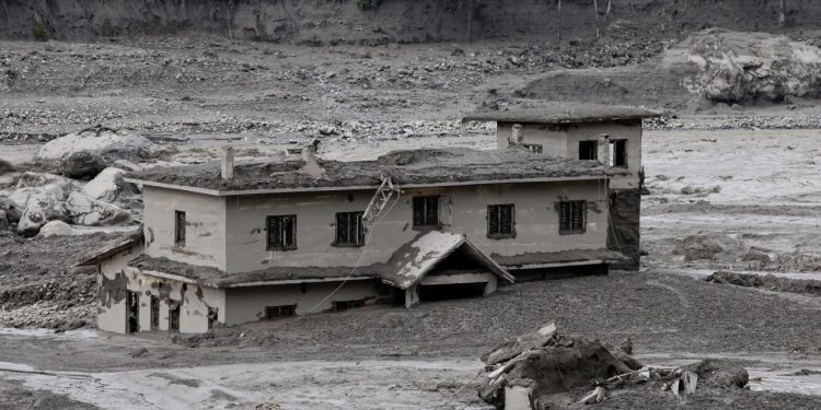 Nepal’deki selde hayatını kaybedenlerin sayısı 734’e yükseldi
