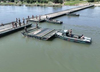 TSK ile Suriye ordusu işbirliğiyle Fırat Nehri üzerine yüzer köprü kuruldu