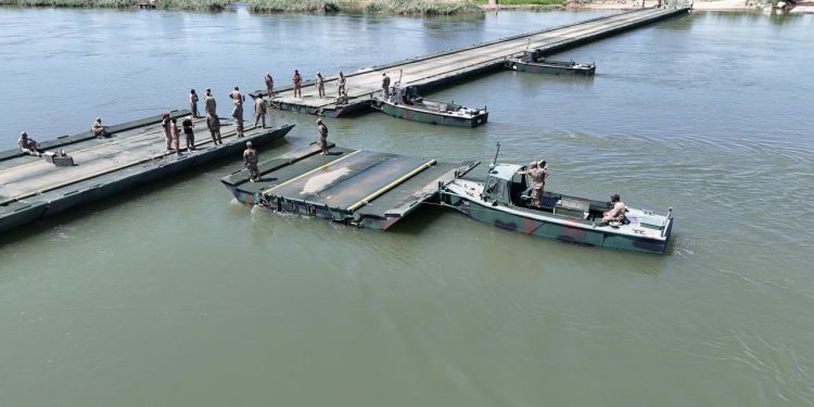 TSK ile Suriye ordusu işbirliğiyle Fırat Nehri üzerine yüzer köprü kuruldu
