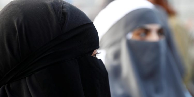İspanya’nın Lleida kentindeki kamuya açık alanlarda burka ve nikap yasağı getirildi