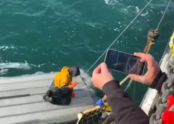 Alabora olan teknenin üzerinde günlerce kalan çocuk kurtarıldı