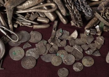Bahçesini temizlerken gümüş hazinesi buldu