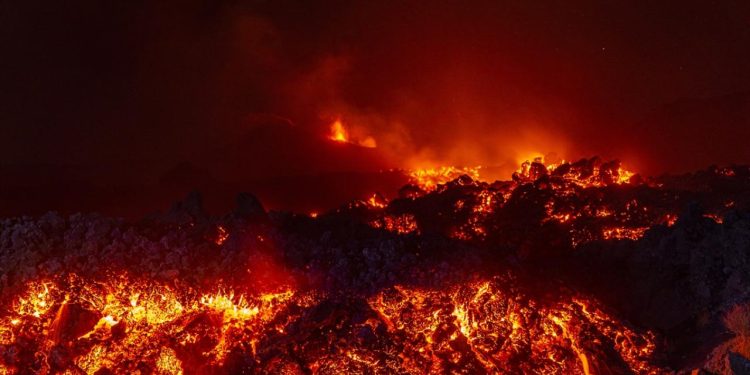 Endonezya’daki yanardağ patlaması sonrası 1500’den fazla uçuş iptal edildi