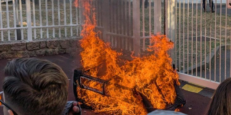 Fransa’da liselilerin düzenlediği eylemlerde 10 kişi yaralandı