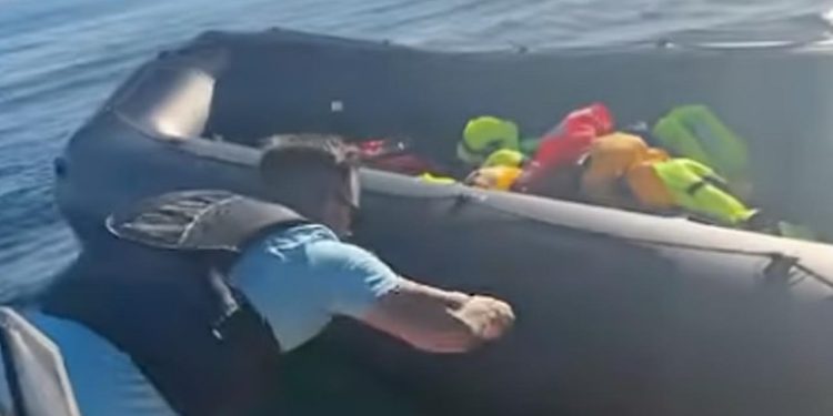 Aşırı sağcı aktivist Manş Denizi’nde göçmen botunu bıçakladı