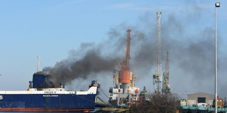 Çin’in Çingdao Limanı’na demirli yabancı kargo gemisinde yangın çıktı