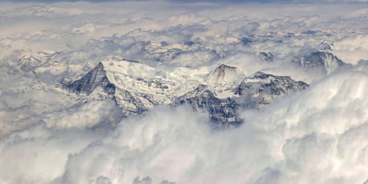 Rapor: Himalayalar bölgesindeki buzullar son 10 yılda yüzde 65 daha hızlı eridi