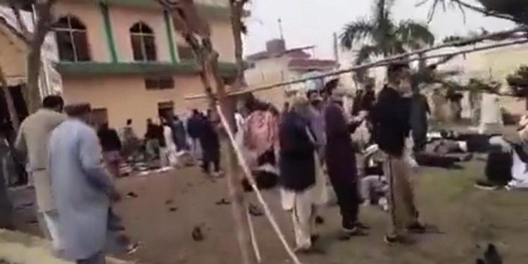 Pakistan’da cami yakınındaki patlamalarda hayatını kaybedenlerin sayısı 23’e yükseldi