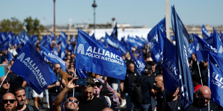 Fransa’da zam isteyen polisler Paris’te eylem yaptı