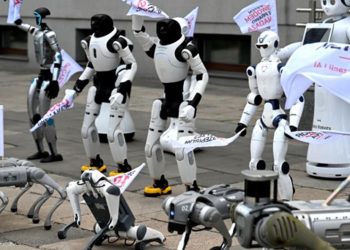 Polonya’da robotlar yapay zekaya karşı protesto düzenledi: İş yerlerini koruyun