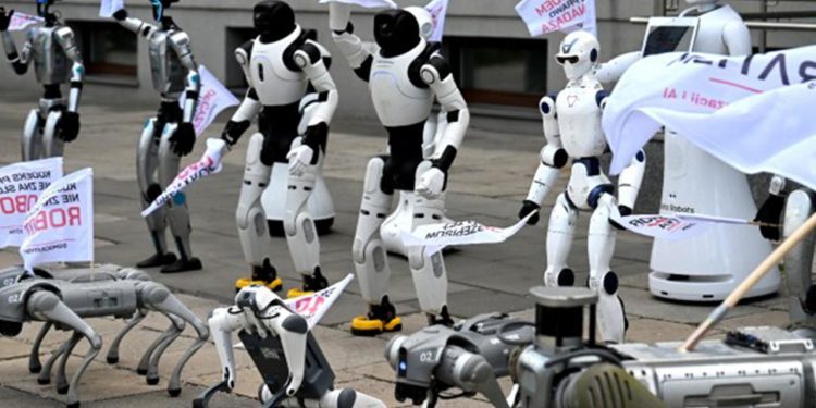 Polonya’da robotlar yapay zekaya karşı protesto düzenledi: İş yerlerini koruyun