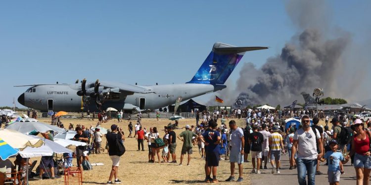 Yunanistan’ın Tanagra Hava Üssü’nde düzenlenen gösteride savaş uçağı düştü