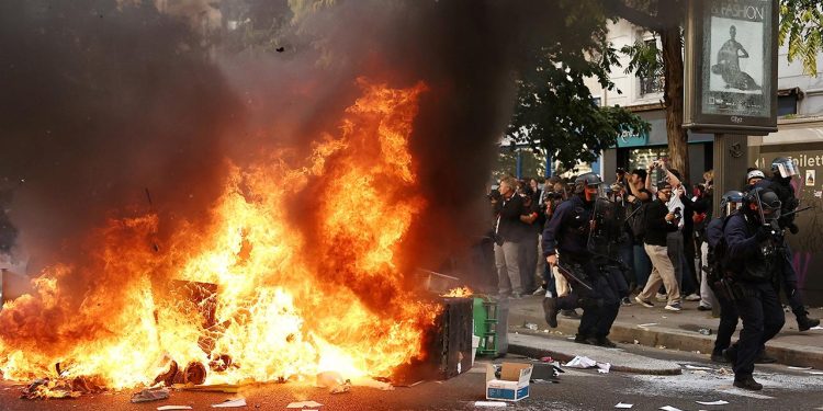 Fransa’da 30 bin öğrenci haftalarca yüz yüze eğitim alamayacak