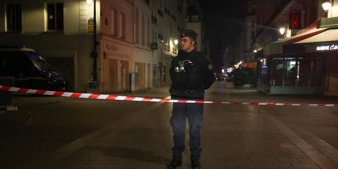 Paris ve Lyon’da kısmi sokağa çıkma yasağı 1 gün uzatıldı