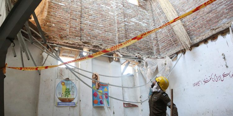 Pakistan’da okulun çatısı çöktü: En az 27 öğrenci hayatını kaybetti