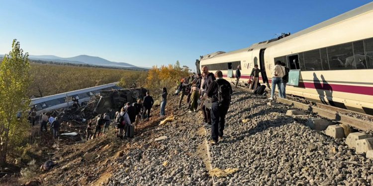 İspanya’da hızlı trenler çarpıştı: Ölü ve yaralılar var